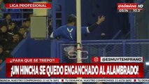 ¡Hincha quedó enganchado en el alambrado con las pompas al aire!