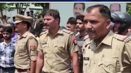 मुरादाबाद: तेज रफ्तार ट्रक ने बाइक सवार महिला कुचला, उग्र भीड़ ने ट्रक में लगाई आग