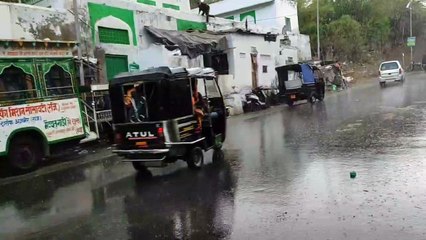 下载视频: Rain in Ajmer: अजमेर में जमकर बरसात, सड़कों पर उफना पानी