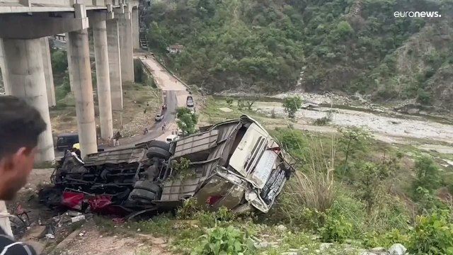 شاهد: مقتل 10 حجاج هندوس وإصابة آخرين في حادث انقلاب حافلة في كشمير