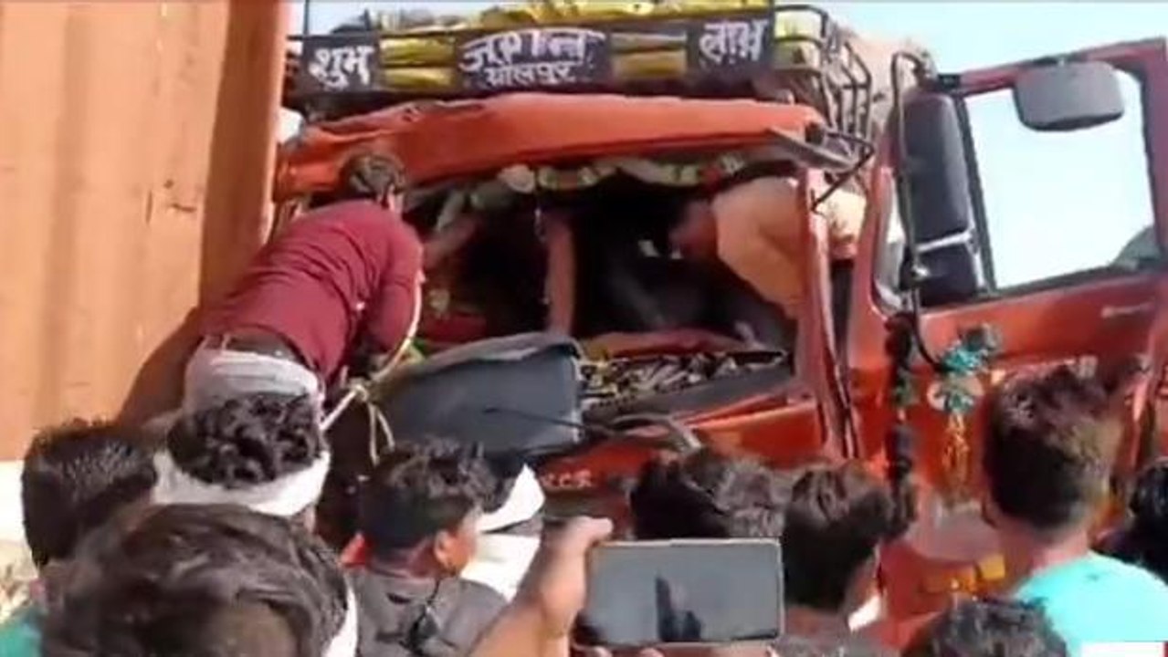 बड़ी खबर: कंटेनर में ट्रक ने पीछे से मारी टक्कर, कई घंटों तक फंसा रहा चालक