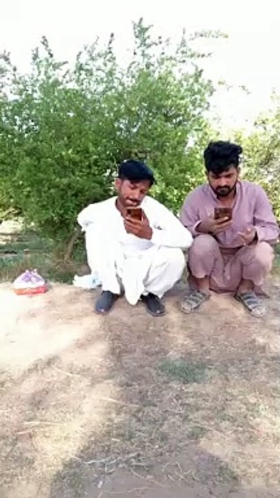 What_did_he_do_while_he_was_busy_on_the_mobile_phone?_trending_funny_video_2023(720p)