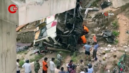 Keşmir’de yolcu otobüsü vadiye düştü 10 ölü