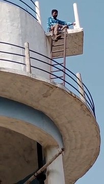 2 बच्चों के पिता को युवती से हो गया प्यार, फिर शोले मूवी के वीरू की तरह पानी की टंकी पर चढक़र की नौटंकी