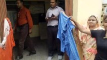 Water crisis in Ajmer: लोगों ने अफसरों के सामने धोए कपड़े, सुखा दिए दफ्तर के गेट पर