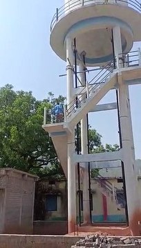 2 बच्चों के पिता को युवती से हो गया प्यार, फिर शोले मूवी के वीरू की तरह पानी की टंकी पर चढक़र की नौटंकी