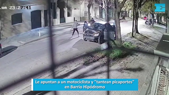 Le apuntan a un motociclista y tantean picaportes en Barrio Hipódromo