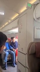 Il ouvre la porte de secours d'un avion