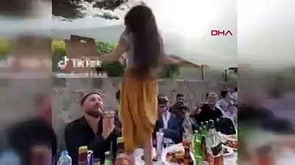 Alkol masasında çocuğu dans ettirdiler! Valilik harekete geçti
