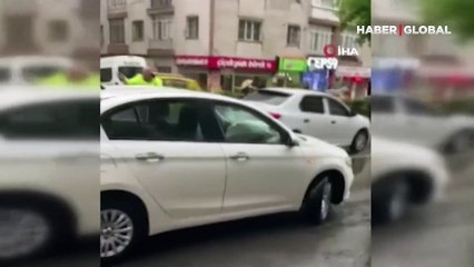 Arka tekerleri 2 metre havaya kalktı! Rögar kapağı otomobili böyle savurdu