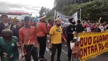 Indígenas bloqueiam BR-101, em Palhoça, durante protesto contra marco temporal