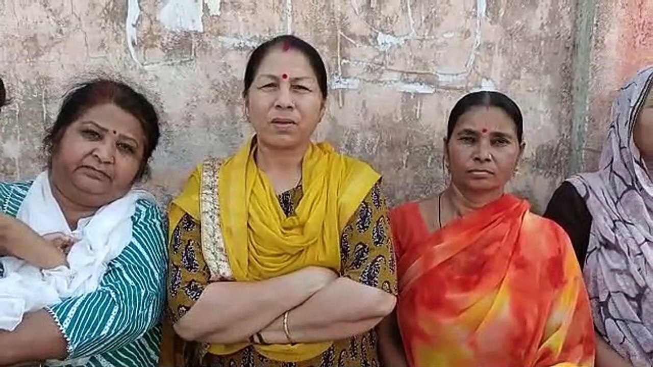 हाईटेंशन लाइन के नीचे 'खास' के लिए पीडब्ल्यूडी बना रहा सड़़क
