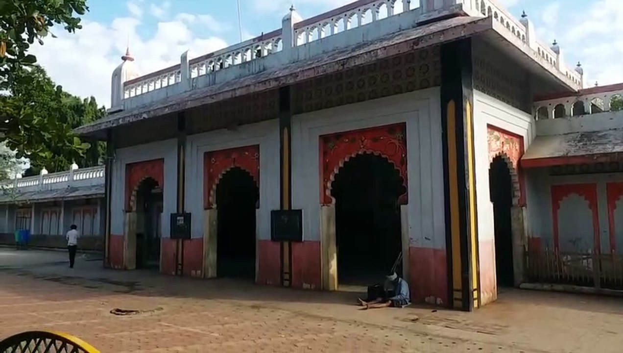 ट्रेन के यात्री डिब्बों में खुले पड़े बिजली के तार, हादसे का डर