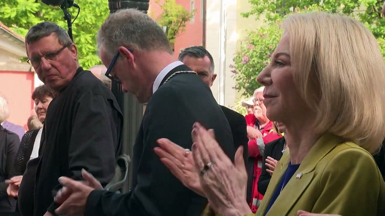 'Stolpersteine' in Bayern - US-Botschafterin gedenkt ihrer Familie