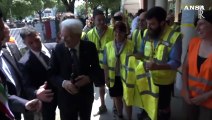 Mattarella a Cesena, volontari gli donano il gilet con la scritta 