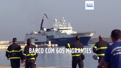 Navio humanitário com mais de 600 migrantes atraca em porto italiano