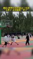 室外籃球賽，男生投進超遠三分球。The boy made a big three-pointer.  #basketball