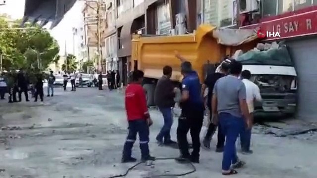 Minare yıkımı caddeyi savaş alanına çevirdi: 1 araç ve 3 iş yeri hasar gördü