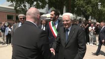 Mattarella a Cesena, volontari gli donano il gilet con la scritta 