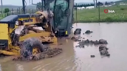 Çorum'da sele müdahale eden iş makinesi toprağa saplandı