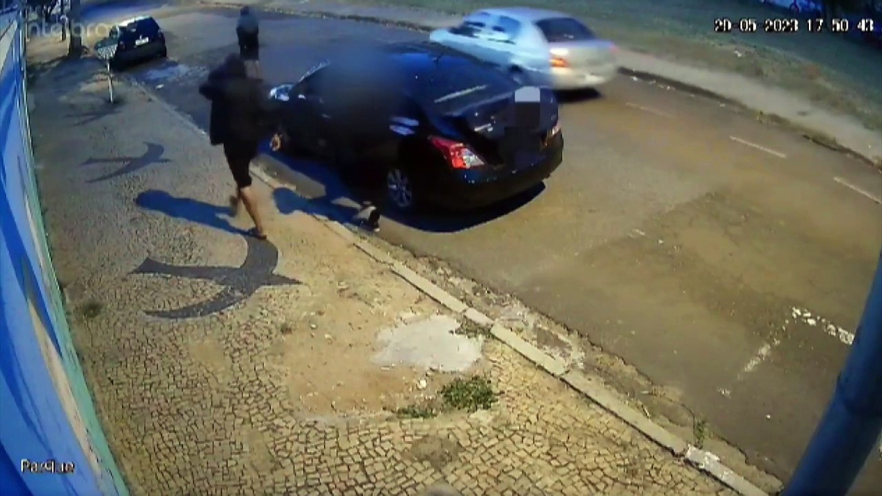 Mãe luta com bandidos em saída de creche e impede roubo de carro com filho dentro, em Campinas