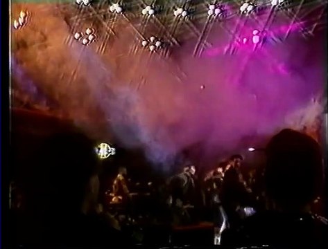 Mylène Farmer chante Sans contrefaçon en live