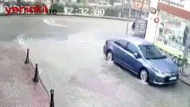 Depremzedeleri kovan CHP'li Tekirdağ Belediyesi vatandaşa hizmette sınıfta kaldı! Yağmurda açılan rögar kapağı otomobili böyle savurdu
