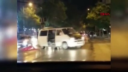 Seçim kutlamalarında kadının minibüsten düştüğü görüntüler ortaya çıktı