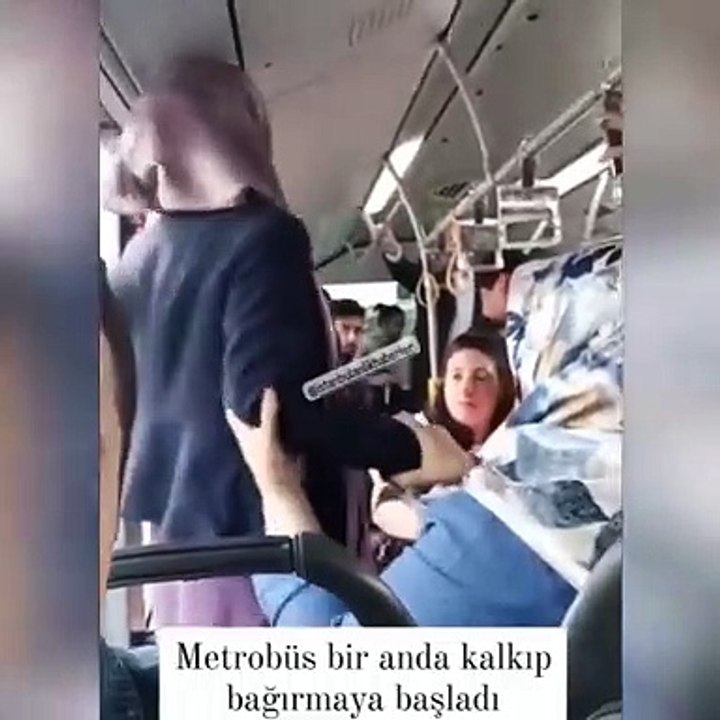 Metrobüsteki kadın bir anda ayağa kalkarak bağırmaya başladı:  "Recep Tayyip Erdoğan, Recep Tayyip Erdoğan..."