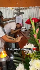 Familia vela con pastel a mujer fallecida en su cumpleaños