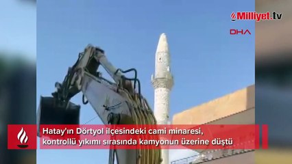 Kontrollü yıkılan minare park halindeki kamyonun üzerine düştü