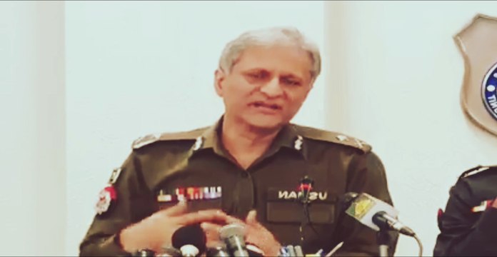 پی ٹی آئی خواتین پر پلاسٹک شاپر چڑھاکر لایا گیا، صحافی کا سوال، آئی جی نے جواب کے بجائے ادھر اُدھر کی باتیں شروع کر دیں