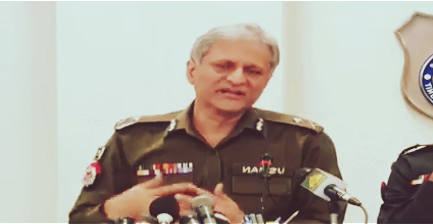 پی ٹی آئی خواتین پر پلاسٹک شاپر چڑھاکر لایا گیا، صحافی کا سوال، آئی جی نے جواب کے بجائے ادھر اُدھر کی باتیں شروع کر دیں