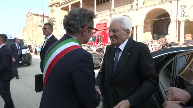 Mattarella a Faenza, firma una copia della Costituzione