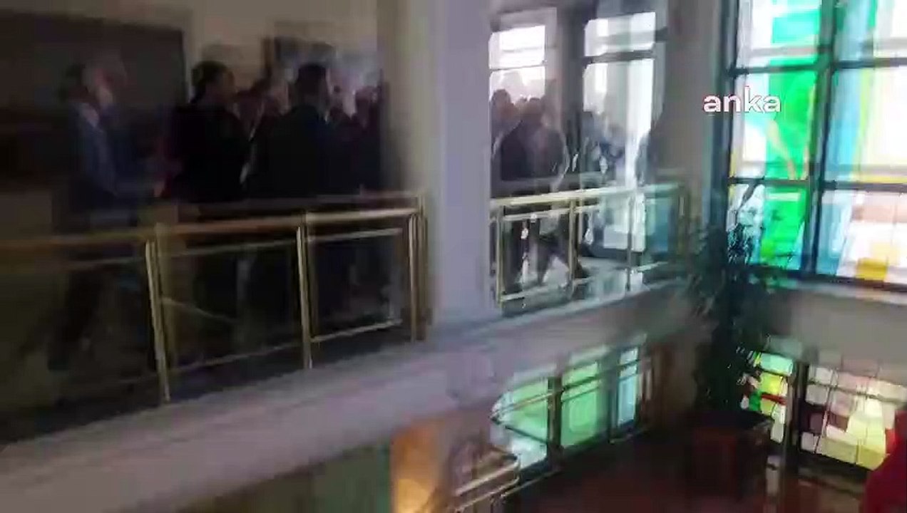 AKP’li meclis üyesi, İBB binasında gazeteci Ali Macit’i darp etti