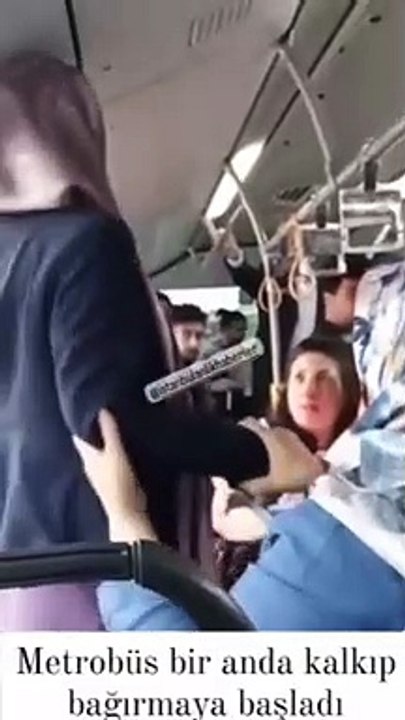 Metrobüste ilginç anlar! Yabancı uyruklu kadın birden ayağa kalkarak "Recep Tayyip Erdoğan" diye bağırmaya başladı