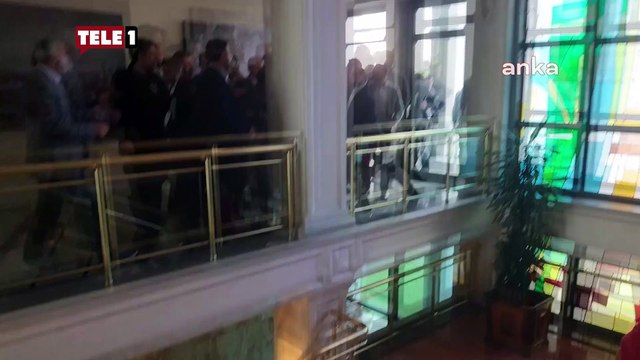 Erdoğan sloganlarıyla başlayan İBB Meclisi'nde AKP'li meclis üyeleri gazeteci Ali Macit'i darbetti