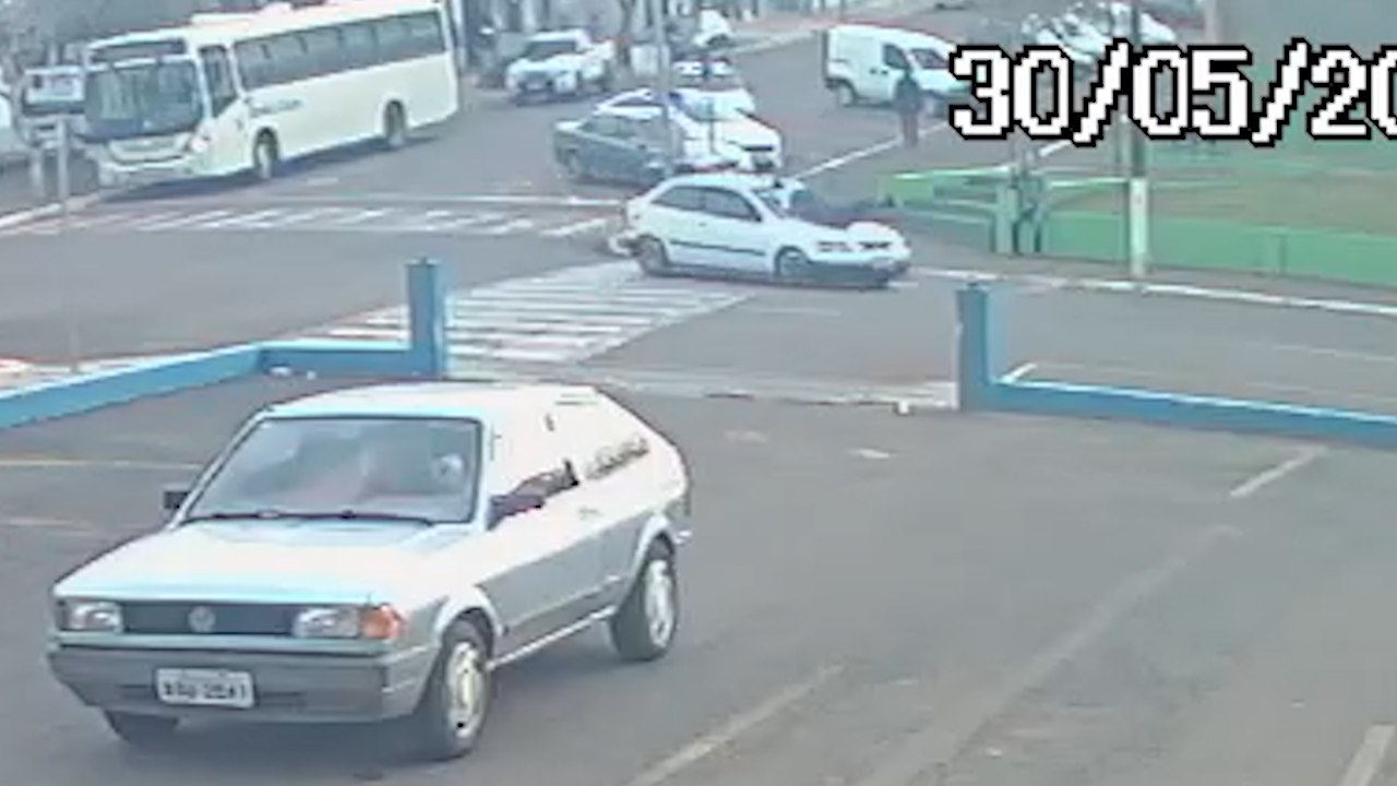 Na faixa de pedestres, homem é atropelado no Pa...