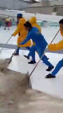 ما شاء الله المشهد الجميل لعمال النظافة أثناء هطول الأمطار في الحرم المكي_ المباشر