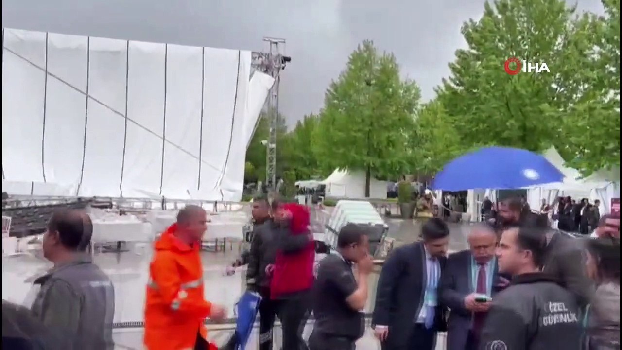 Le moment de l'effondrement du toit en bâche s'est reflété dans les caméras de l'Assemblée générale de la TOBB