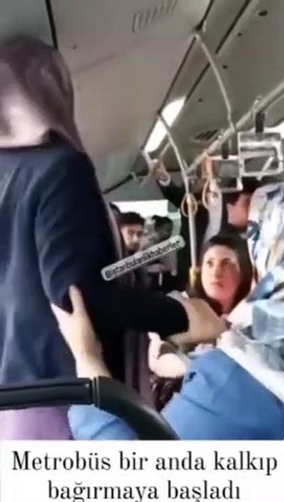 Moments intéressants dans le métrobus! Le ressortissant étranger s'est soudainement levé et a commencé à crier 'Recep Tayyip Erdoğan'.
