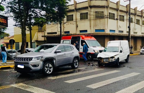 Câmera flagra batida entre veículos em Apucarana
