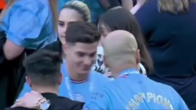 Lo más viral de Inglaterra hasta Argentina: la indiscreta mirada de la hija de Guardiola a Julián Álvarez camino de su padre