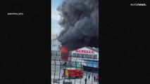 فيديو: اندلاع حريق هائل في مستودع للملابس شمال باريس