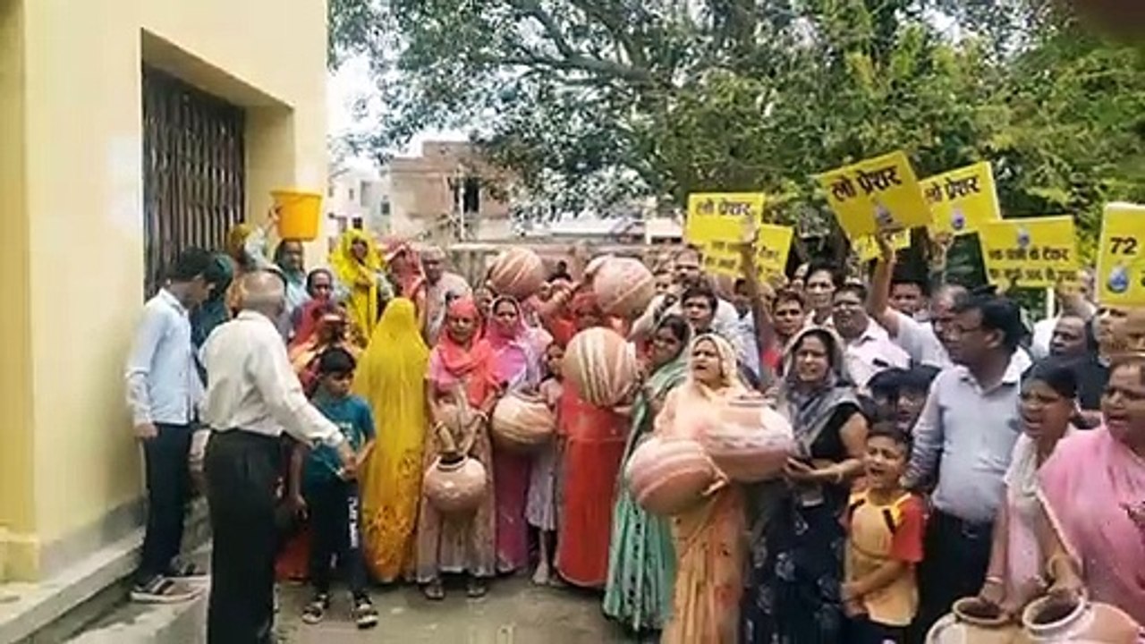 देखें वीडियो....पानी की किल्लत पर मटके फोड़ कर जताया रोष, दफ्तर में कपड़े धोकर सुखाए