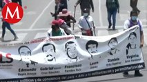 Familiares de personas desaparecidas marchan hacia el Zócalo de la Ciudad de México