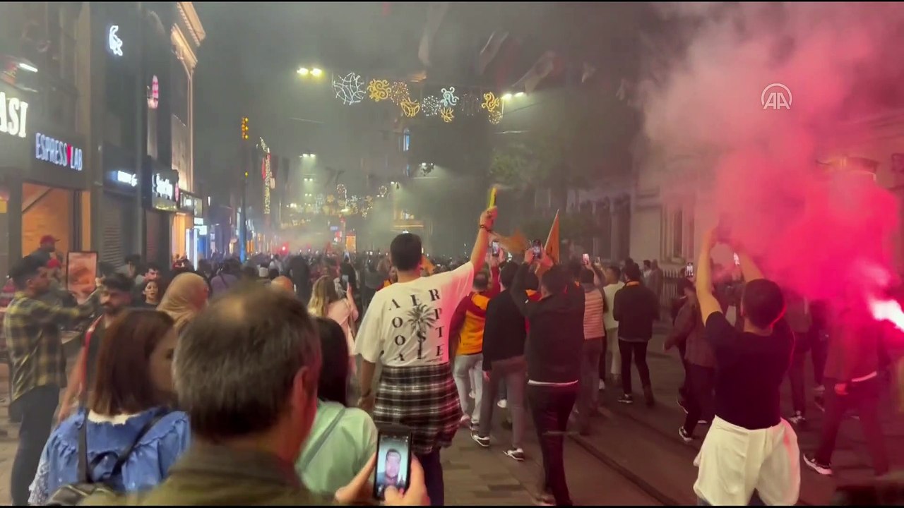 İSTANBUL - Galatasaraylı taraftarlar Taksim'de...