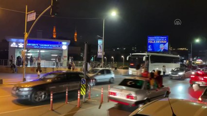 İSTANBUL - Galatasaraylı taraftarlar Üsküdar'da şampiyonluk sevinci yaşadı