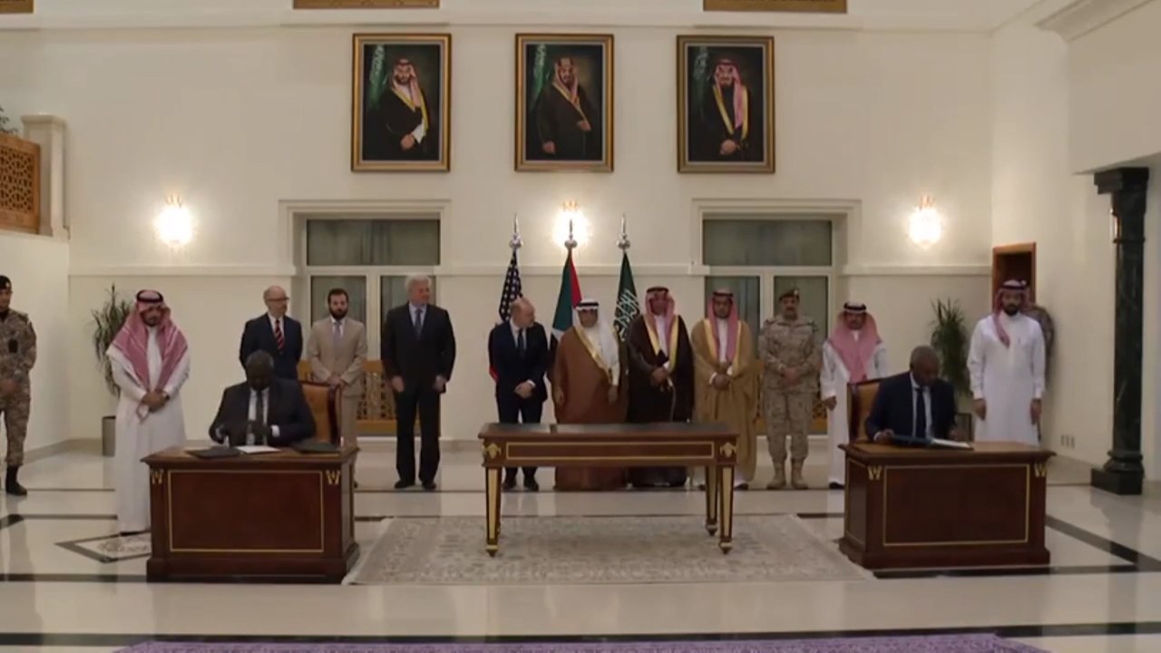السودان.. استمرار الاشتباكات رغم تمديد الهدنة والبرهان يهدد باستخدام "القوة المميتة"