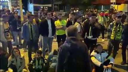Fenerbahçe taraftarları stat önünde oturma eylemi yaptı: 'Gençliğimiz bitti'